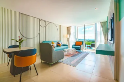 Suite met zwembadzicht, balkon en toegang tot de onsen — Hilltop Wellness Living