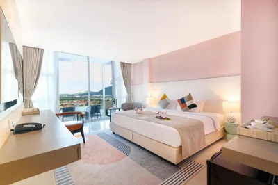 Superior met zwembadzicht, balkon en toegang tot de onsen — Hilltop Wellness Living